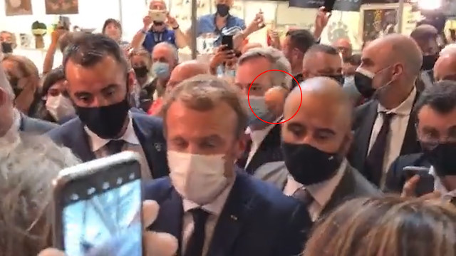 Fransa'da bir protestocu, Macron'a yumurta fırlattı.