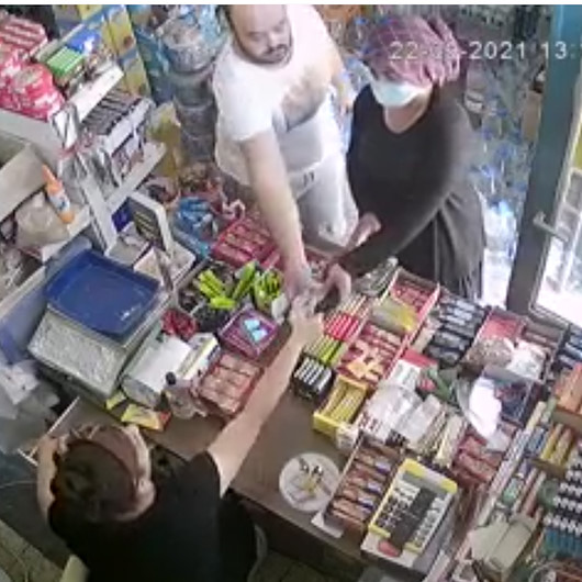 Adanada market sahibinin tırnakçılık şüphelisini yakaladığı an kamerada