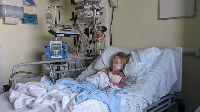 Hastaneden taburcu edilen küçük kız şimdi evde iyileşmeye çalışıyor.