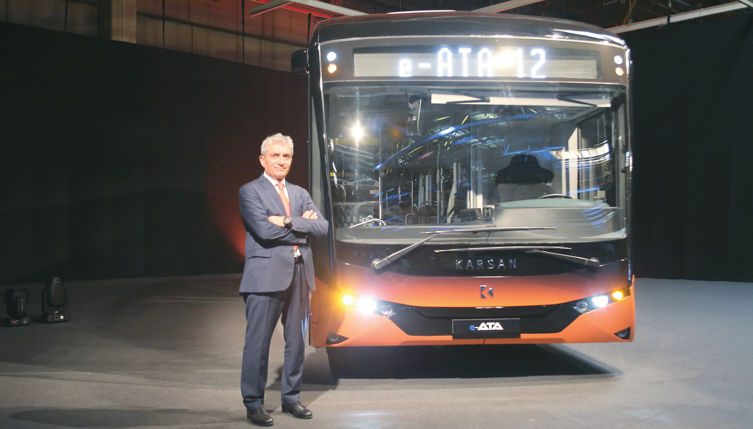 Karsan CEO’su Okan Baş, “2 milyon kilometrenin üzerindeki elektrikli araç tecrübemizi büyük boy otobüslere taşıyarak 10, 12 ve 18 metre boyutlarındaki e-ATA serimizi geliştirdik. “ dedi.