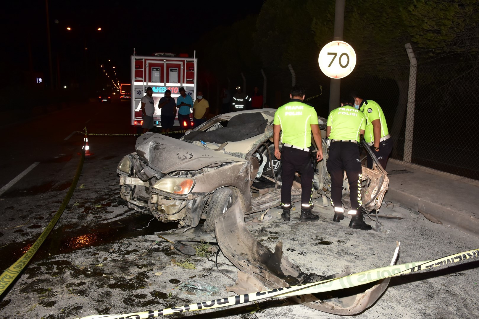son dakika izmir de bariyerlere carpan arac alev aldi bir olu uc yarali yeni safak