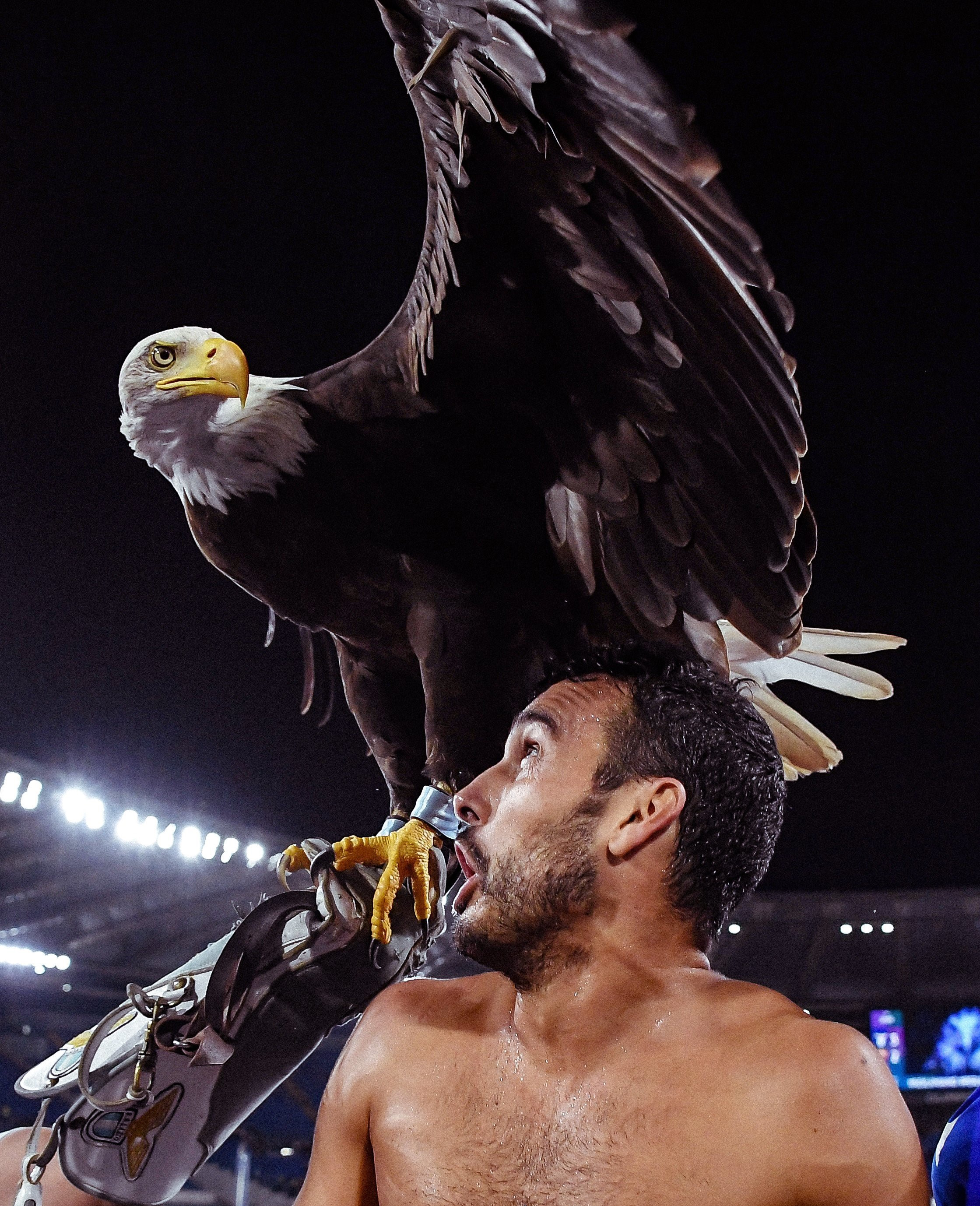 Pedro ve Lazio'nun kartalı Olimpia, derbi galibiyetini kutladı.