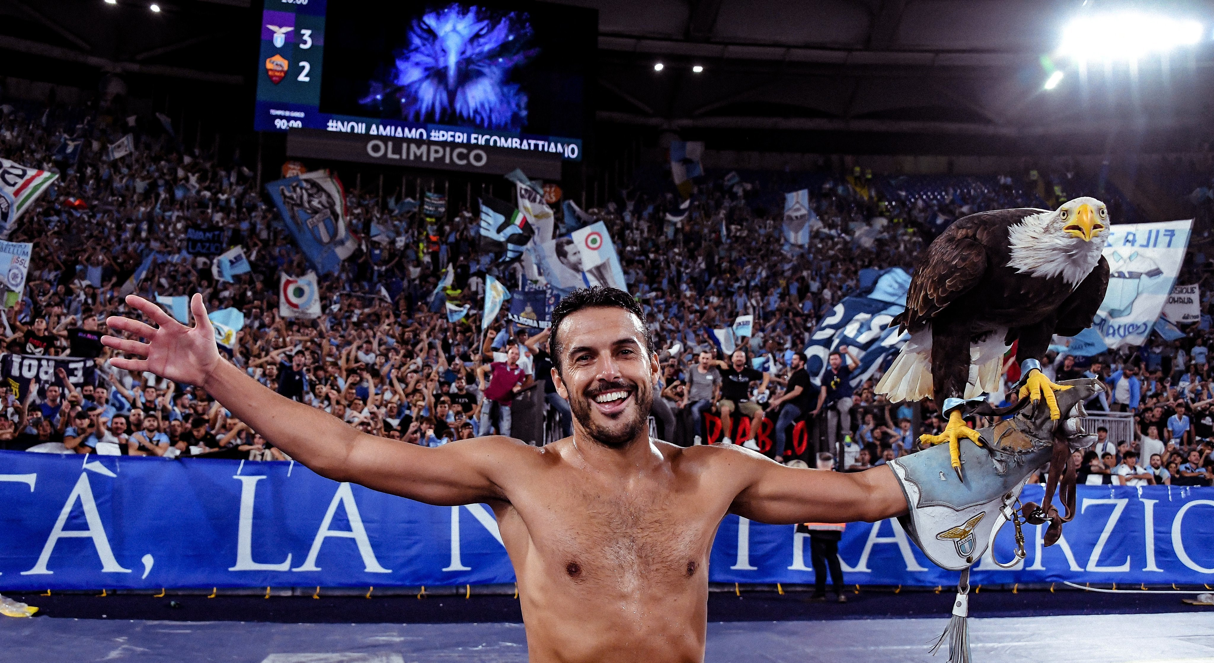 Pedro ve Lazio'nun kartalı Olimpia, derbi galibiyetini kutladı.