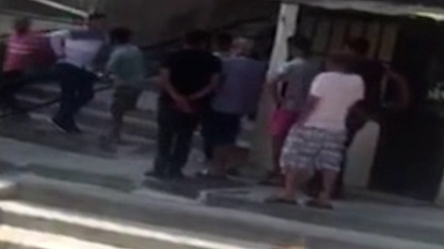 Beyoğlu'nda torbacılara polis baskını: Uyuşturucu kuyruğu kameralara yansıdı