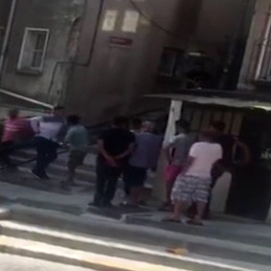 Beyoğlunda torbacılara polis baskını: Uyuşturucu kuyruğu kameralara yansıdı
