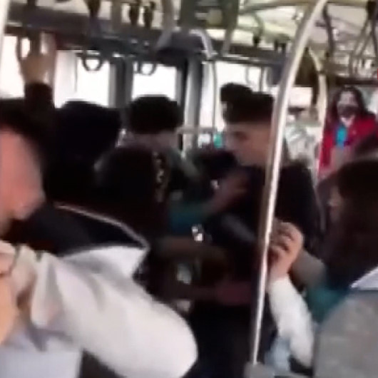 Konyada otobüste öğrencilerin tekme tokat kavgası kamerada