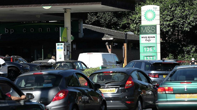 İngiltere'de enerji şirketi BP ve Tesco Alliance'ın, ülkede 'çok az sayıda' petrol istasyonunun kapatılacağını duyurmasının ardından benzin istasyonları önünde uzun kuyruklar oluştu.