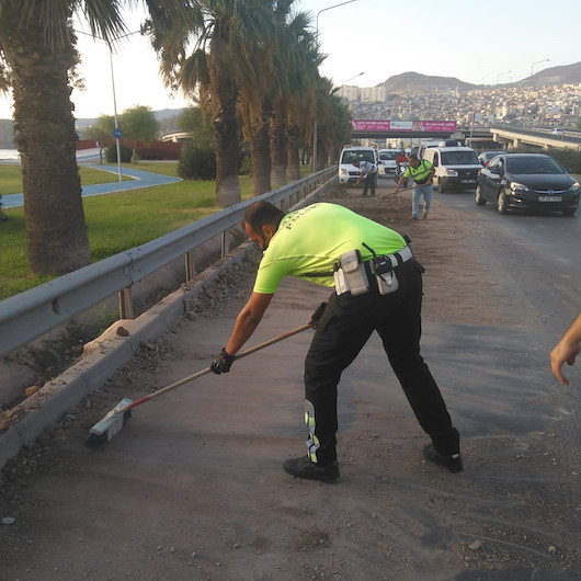 İzmirde yola dökülen molozları trafik polisleri kürekle temizledi
