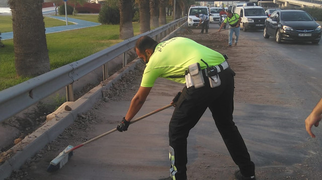 İzmir'de yola dökülen molozları trafik polisleri kürekle temizledi