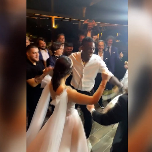 Mario Balotelliden düğünde çiftetelli şov