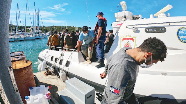 Yunan Sahil Güvenlik görevlileri, üç göçmeni kafalarına çekiçle vurduktan sonra denize attı. 