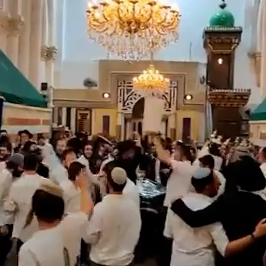 İsrailli Yahudi yerleşimciler İbrahim Mescidini basıp cami ortasında dans etti