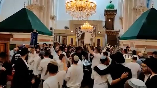 İsrailli Yahudi yerleşimciler İbrahim Mescidi'ni basıp cami ortasında dans etti