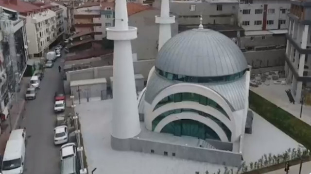 CHP'li Özkan'ın yıkılıp yerine rezidans yapıldığını iddia ettiği cami. 