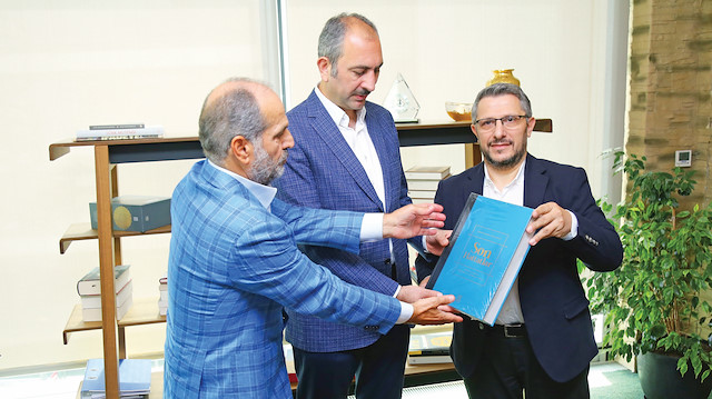 Albayrak Holding Yönetim Kurulu Başkan Vekili Nuri Albayrak ve Genel Yayın Yönetmenimiz Hüseyin Likoğlu, Adalet Bakanı Abdülhamit Gül’e kitap takdim etti.
