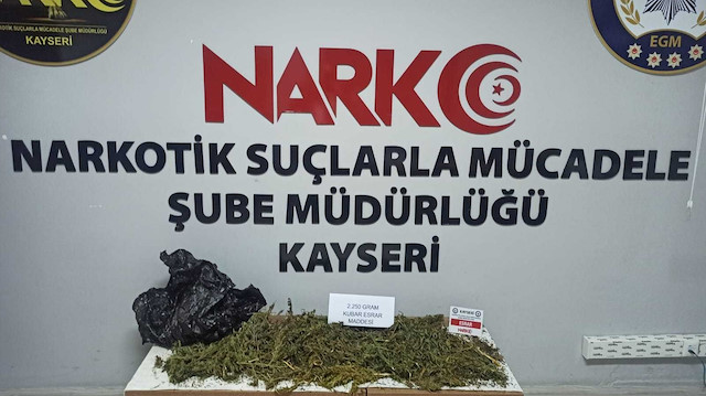 Şüpheli şahsın valizinde yapılan aramada 2 kilo 250 gram kubar esrar maddesi ele geçirildi. 