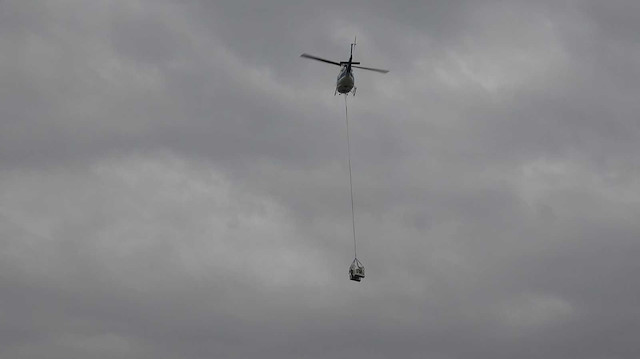 Bazı vatandaşlar durumu anlamaya çalışırken, bazıları da cep telefonları ile havadaki helikopteri kayıt altına aldı. 