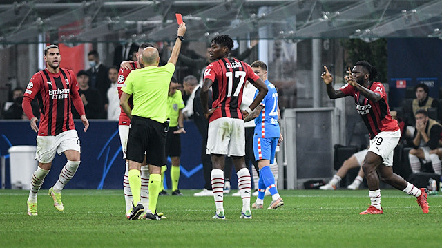 Cüneyt Çakır, Milan-Atletico Madrid maçında verdiği kararlarla tartışma çıkardı.