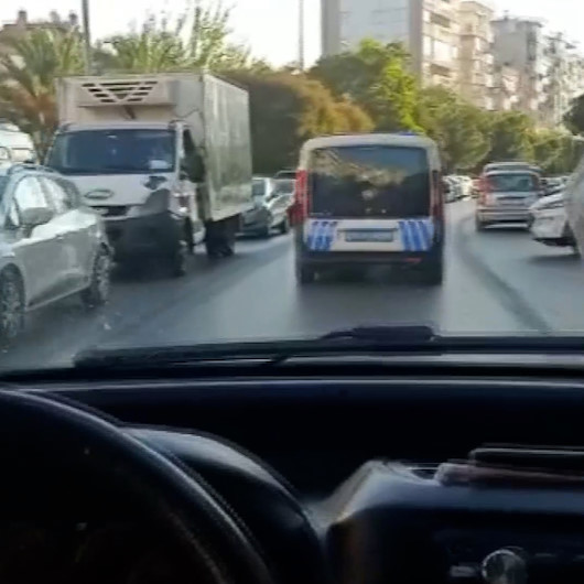 İzmirde doğum sancısı tutan kadını hastaneye polis eskortu yetiştirdi