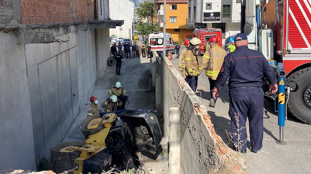 Ataşehir'de devrilen iş makinesinin altında kalan sürücü öldü