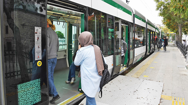Konya’daki üniversitelere kayıt yaptırarak şehre ilk defa gelen üniversite öğrencileri, okullarının kendilerine verdiği öğrenci kartlarını doğrudan Büyükşehir Belediyesi’ne ait otobüslerde ve tramvaylarda Elkart olarak kullanabiliyor. 