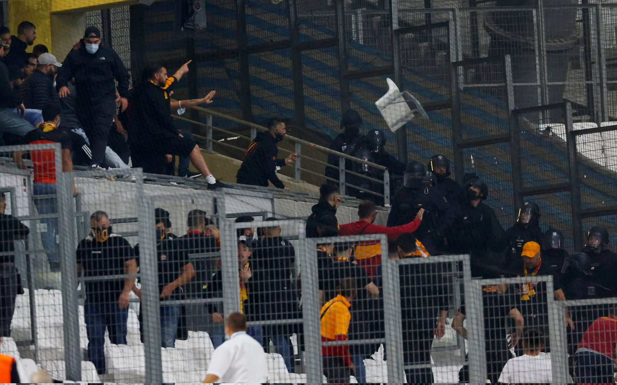 Galatasaraylı taraftarların bulunduğu tribün polis müdahalesi sonrasında boşaldı.