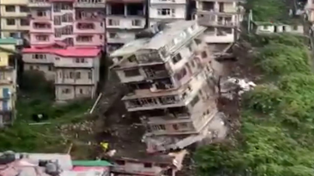 Hindistan’da toprak kayması nedeniyle yıkılan bina kamerada