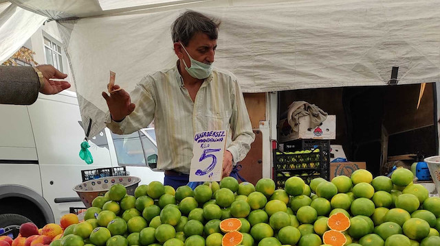 Markette kilosu 8 lira olan elma, pazarda 5 liradan,  7 lira olan domates ve salatalık 4-5 liradan satılıyor