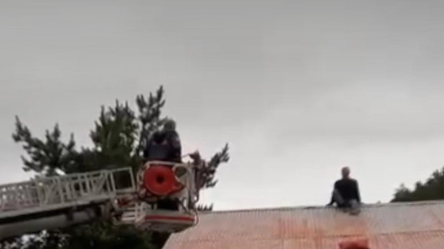 Onarmak için çıktığı çatıdan inemeyen adamı itfaiye ekipleri kurtardı