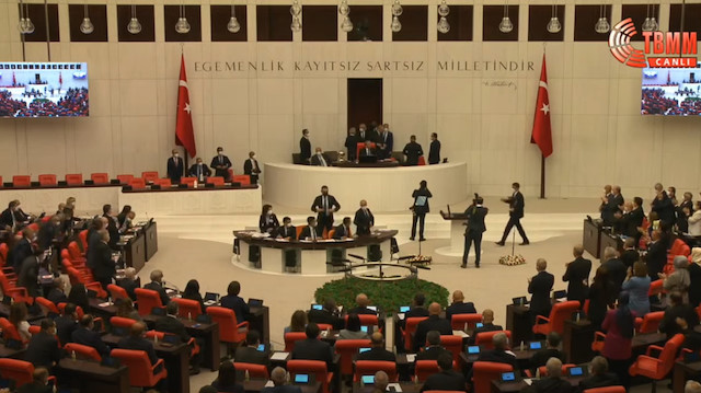 Cumhurbaşkanı Recep Tayyip Erdoğan, TBMM Genel Kurulu'na girdiğinde CHP'lilerin ve HDP'lilerin ayağa kalkmadı.