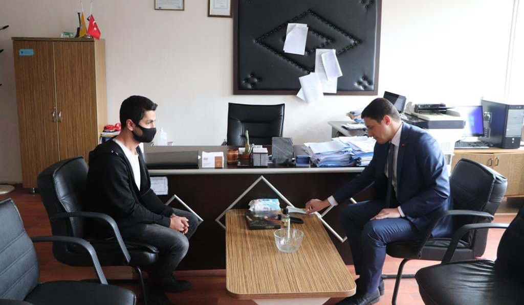 Kaymakam Saygın, çiçek verdiği öğretmen Kılıç’tan, özür dileyip, helallik aldı.