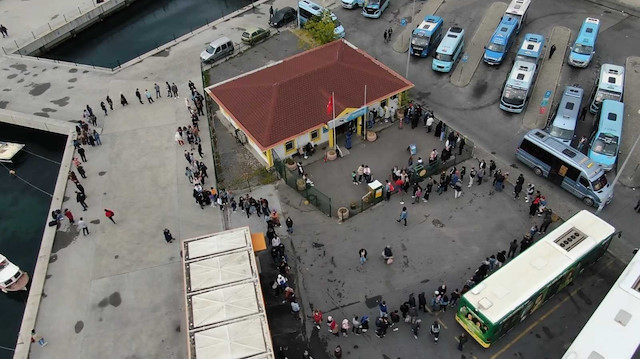 Kadıköy'de öğrencilerin İETT kart çilesi: Saatlerce yağmur altında beklediler
