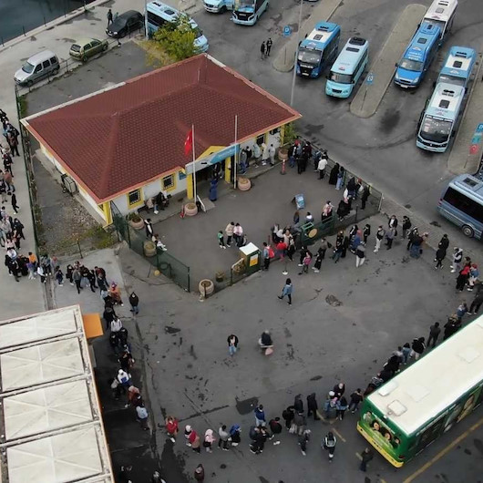 Kadıköyde öğrencilerin İETT kart çilesi: Saatlerce yağmur altında beklediler