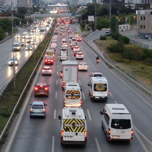 İstanbul’da yağmur sonrası trafik mesaisi başladı: Yoğunluk yüzde 60’ı gördü
