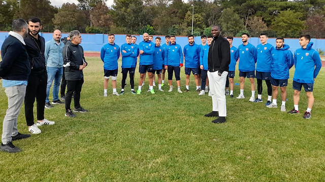 Amadou Sow antrenman sahasında futbolcularla bir araya geldi.