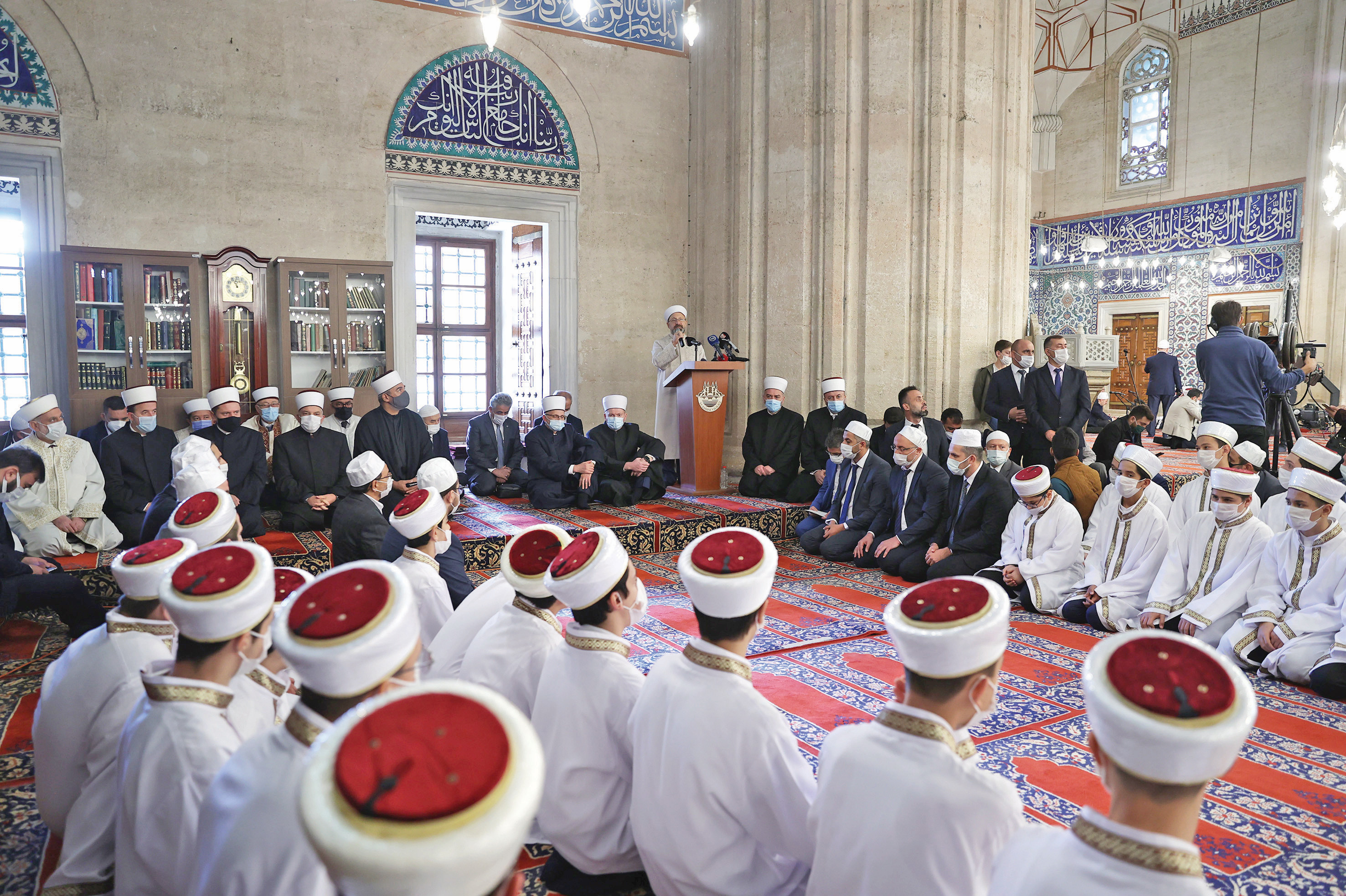 Edirne’de hafızlığını tamamlayan 48 öğrencinin icazeti Diyanet İşleri Başkanı Ali Erbaş’ın da katıldığı törenle verildi.