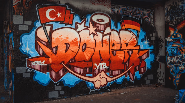 Alman sanatçı Krom ve Cumhur Frankfurt’tan ‘Türk döneri’ temalı rap şarkısı
