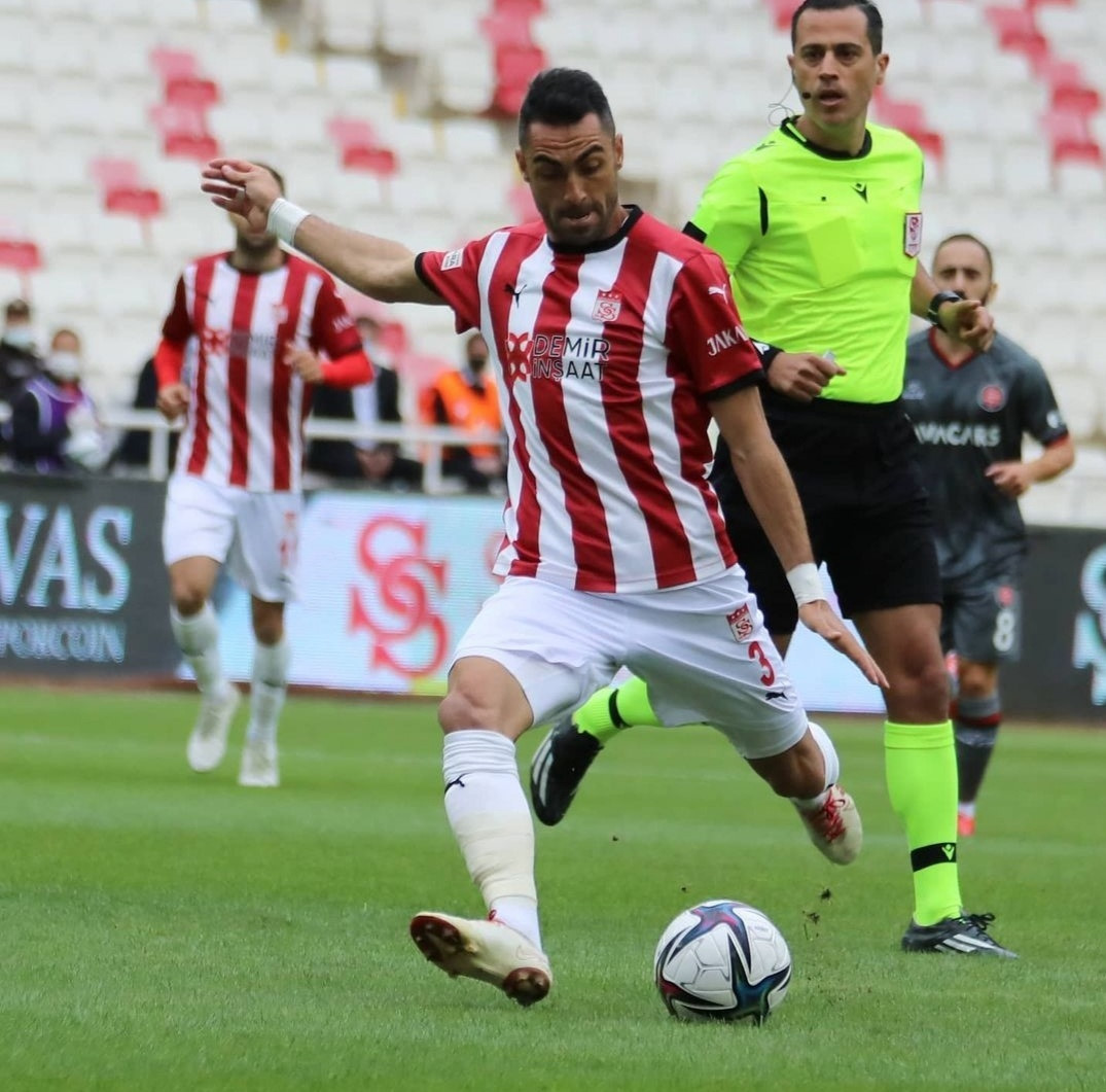 Uğur Çiftçi Sivasspor formasıyla çıktığı 108 maçta 1 gol atarken 11 de asist kaydetti.