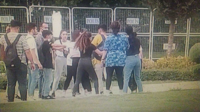 Adana'da liseli öğrenciler okul çıkışı parkta yumruk yumruğu kavga etti