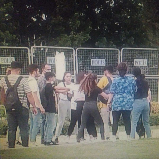 Adanada liseli öğrenciler okul çıkışı parkta yumruk yumruğu kavga etti