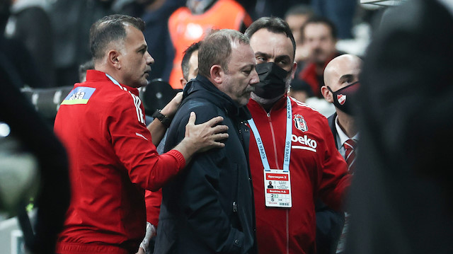Beşiktaş Teknik Direktörü Sergen Yalçın, kırmızı kartın ardından tribünlere gönderildi.