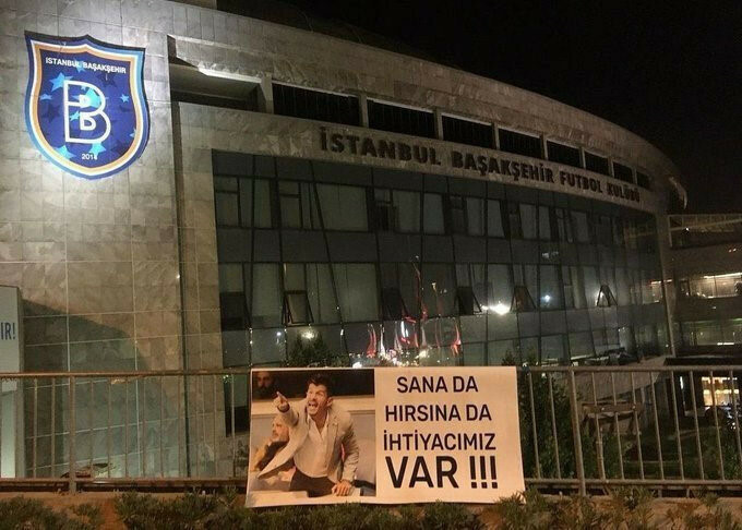 Başakşehirli bir grup taraftar, açtıkları pankartla Emre Belözoğlu'nun takımın başına getirilmesini istemişti.