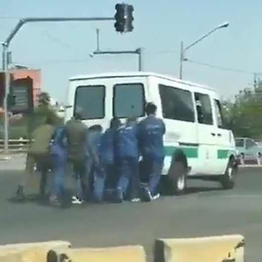 İranda yolda kalan cezaevi aracını mahkumlar ittiler
