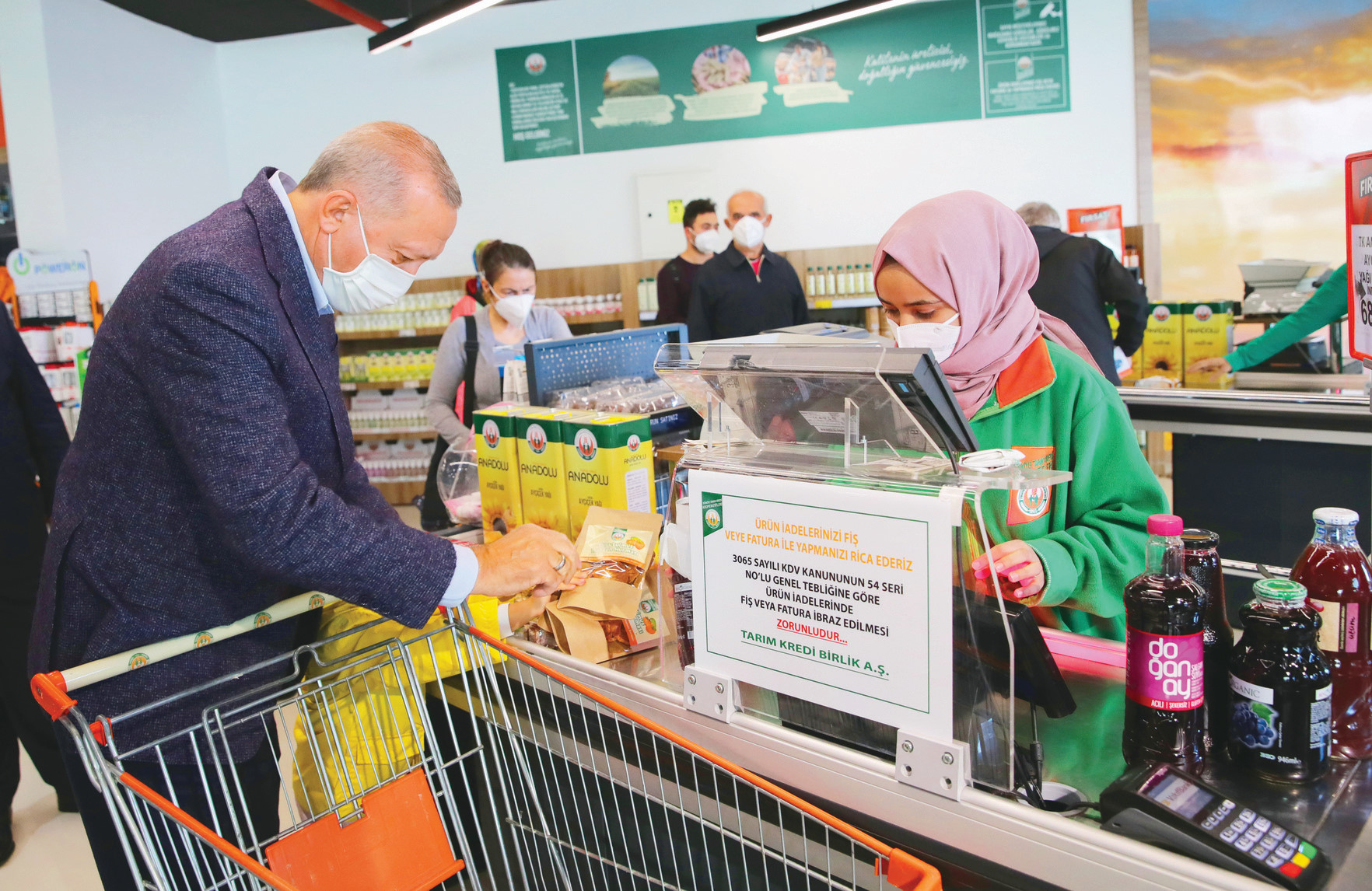 Cumhurbaşkanı Erdoğan, ailesiyle birlikte marketten alışveriş yaptı.