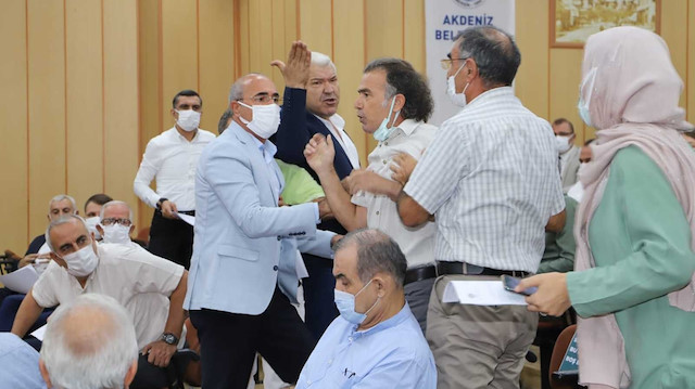 HDP’li meclis üyesi Yıldırım Akpınar, Belediye Başkanı Mustafa Gültak’ın üzerine yürüdü.
