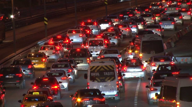 İstanbul’da, haftanın ilk iş gününde trafik yoğunluğu erken saatlerden itibaren etkili olmaya başladı. 
