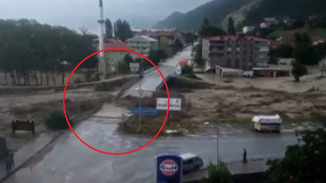 Sinop’taki selin yeni görüntüleri ortaya çıktı: Köprünün yıkılma anı kamerada