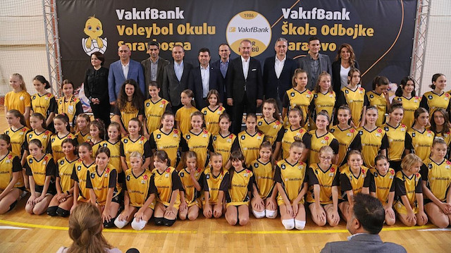 Üstünsalih, Saraybosna Voleybol Okulu’nda sporcularla ve antrenörlerle bir araya gelirken öğrenci ailelerinin de mutluluklarına ortak oldu.   