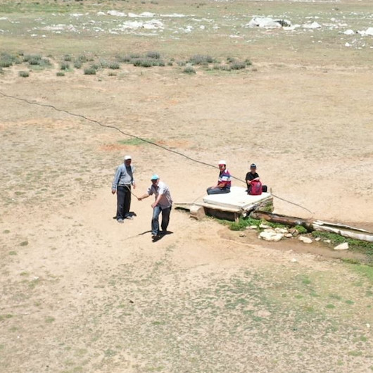 Antalya’da yaylada drone gören çoban sopa ile drone kovaladı