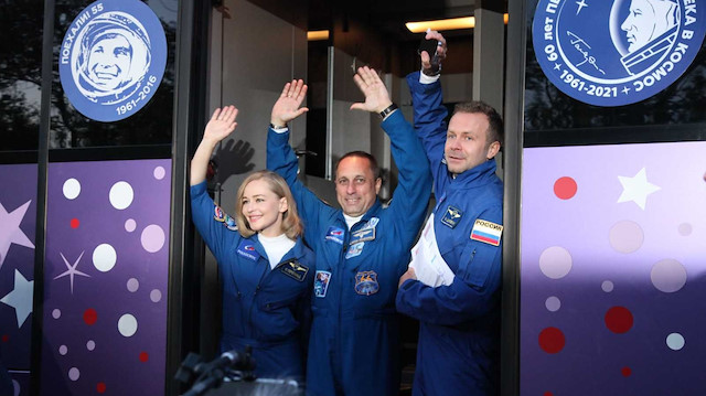 Film ekibinin 17 Ekim’de kozmonot Oleg Noviskiy başkanlığındaki Soyuz MS-18 uzay aracıyla Dünya’ya dönmesi planlanıyor.